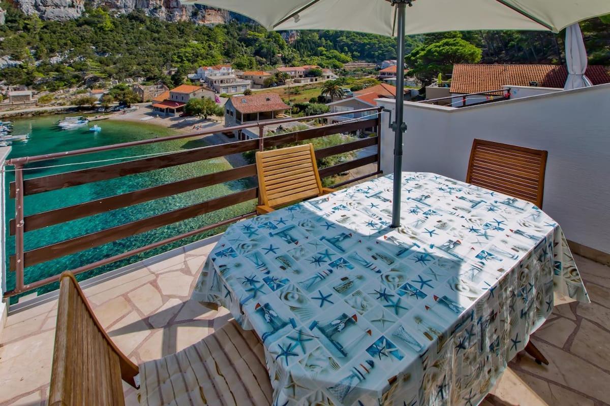 Villa Mateljan Zastražišće Екстериор снимка