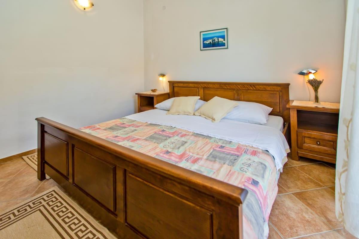 Villa Mateljan Zastražišće Екстериор снимка