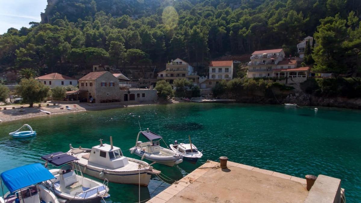 Villa Mateljan Zastražišće Екстериор снимка